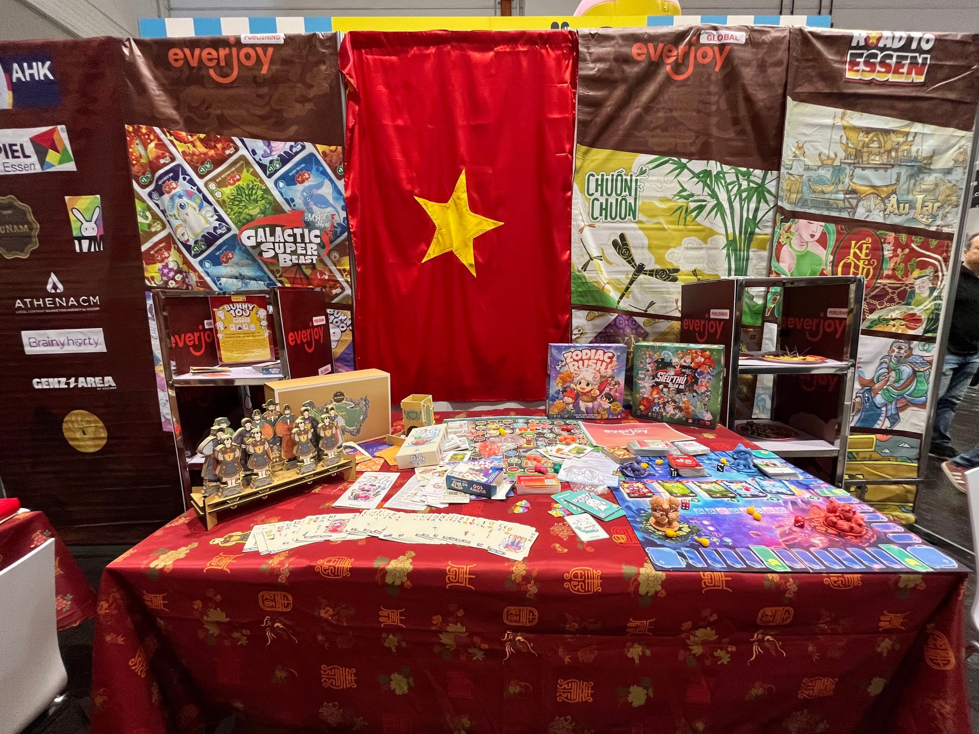 Không gian gian hàng Everjoy tại SPIEL Essen 2025 Gian hàng Everjoy với thiết kế văn hoá Việt Nam