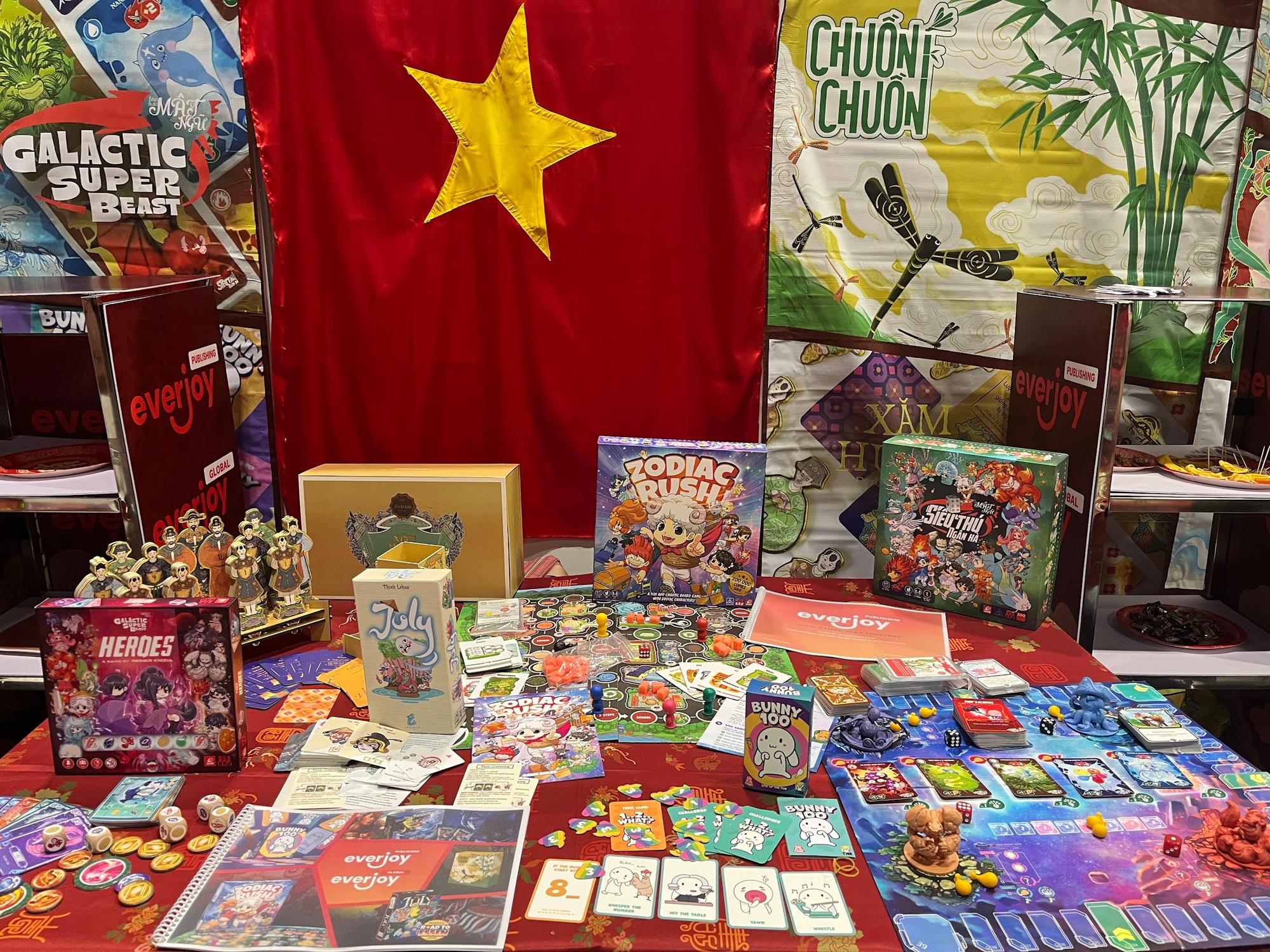 Người chơi trải nghiệm board game tại gian hàng Khách tham quan trải nghiệm board game Việt