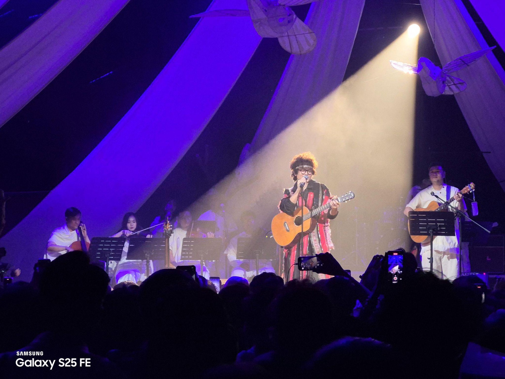 Màu sắc ấm áp và chi tiết sắc nét trên ảnh gốc